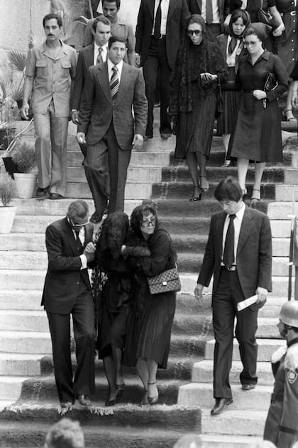 Farah Pahlavi en el funeral de su marido Reza, que falleció en 1980 en El Cairo, Egipto (Photo by Bertrand LAFORET/Gamma-Rapho via Getty Images)