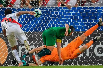 Farfán ya estampó el cabezazo y la pelota sacude la red; Lampe y Bejarano no pudieron impedirlo