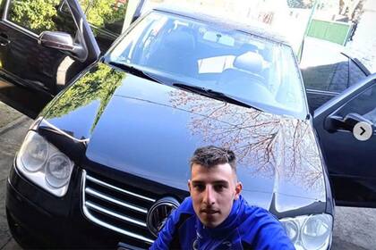 Farid Suárez en su trabajo de lavador de autos, su ocupación derivada de la pandemia; "si no trabajo, no llego a fin de mes", apunta el ciclista que por sus resultados recibe una beca de la Secretaría de Deporte.