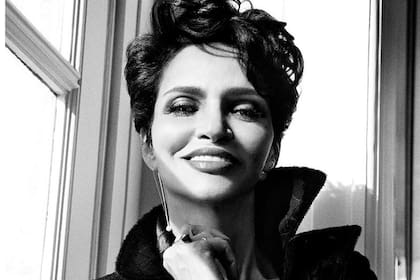 Farida Khelfa, parisienne de origen magrebí, fue modelo y musa de Azzedine, y embajadora de Schiaparelli