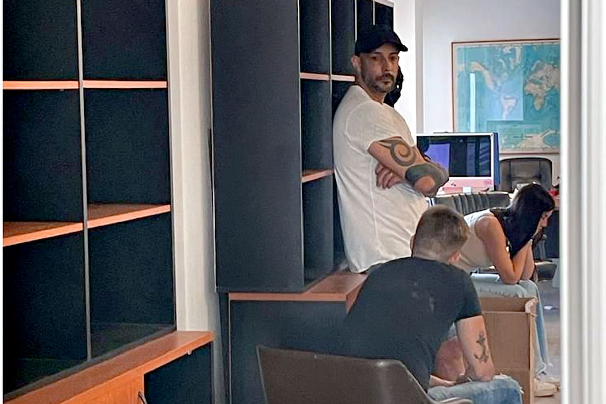 Fariña durante el allanamiento en una cueva.