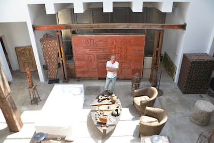 Farina en su casa-estudio, en Punta del Este. A sus espaldas, mural de Augusto Torres, hijo de Joaquín Torres García, el emblemático artista uruguayo creador del movimiento llamado “constructivismo universal”.