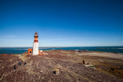 En isla Pingüino están instalando pasarelas que facilitarán el embarque y desembarque de pasajeros.