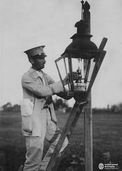 Farolero. Los que los encendían con aceite tuvieron que aceptar el farol eléctrico: ahora funcionan con luces Led