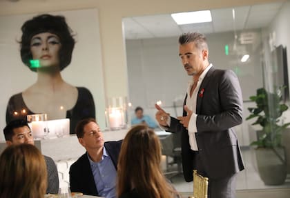 Farrell dando una charla en la fundación contra el VIH de Elizabeth Taylor
