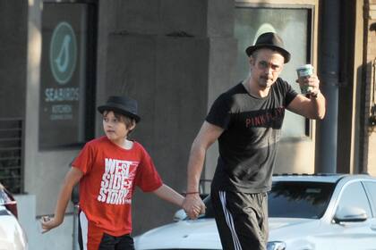 Farrell junto a su hijo menor, Henry Tadeusz