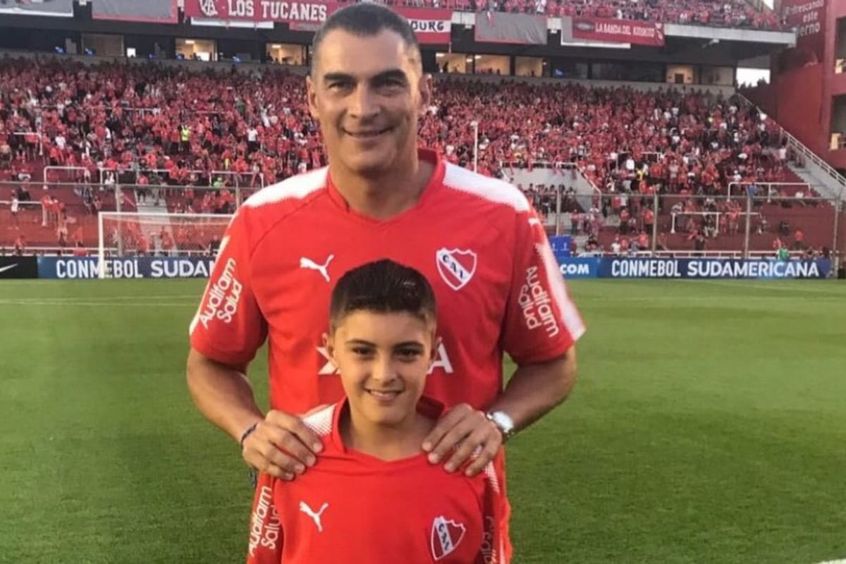 Faryd Mondragón con su hijo en el estadio Libertadores de América