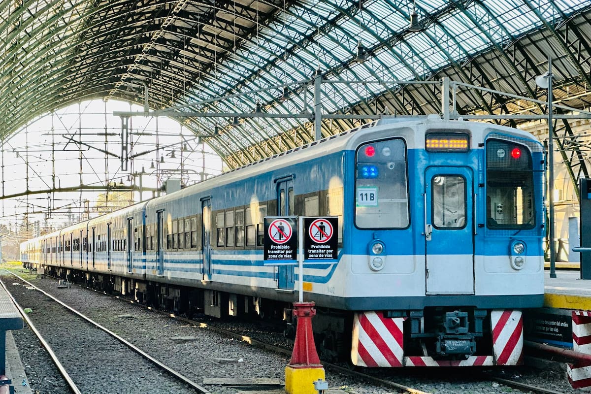 Fascinación por los trenes argentinos: un estudiante japonés recorre las distintas líneas encantado con los vagones y las estaciones
