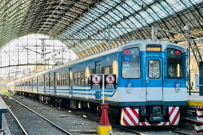 Fascinación por los trenes argentinos: un estudiante japonés recorre las distintas líneas encantado con los vagones y las estaciones