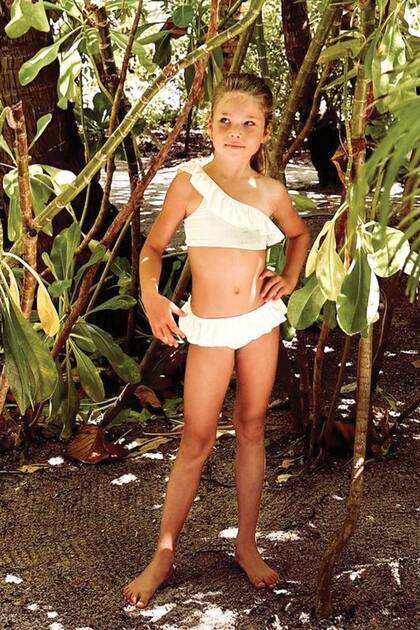 Fashionista al igual que su madre, Francesca juega a posar como modelo durante sus días en Maldivas.