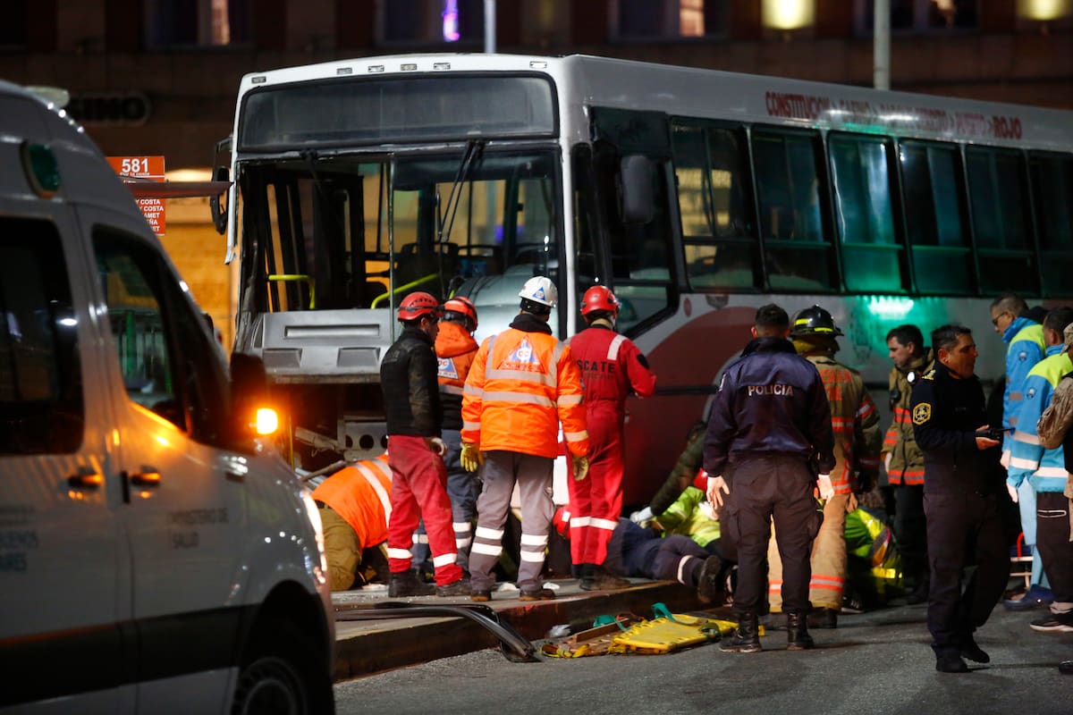 Fatal siniestro vial en la costa: un colectivo embistió a peatones y hay al menos una persona fallecidaUn colectivo de la línea 532 perdió el control este lunes por la tarde en el Boulevard Patricio Peralta Ramos, entre Rivadavia y San Martín, se subió a la vereda y atropelló a varias personas que aguardaban en una parada. Las autoridades confirmaron al menos una víctima fatal y varios heridos.