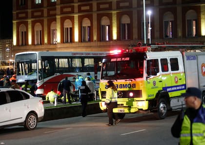 Fatal siniestro vial en la costa: un colectivo embistió a peatones y hay al menos una persona fallecidaUn colectivo de la línea 532 perdió el control este lunes por la tarde en el Boulevard Patricio Peralta Ramos, entre Rivadavia y San Martín, se subió a la vereda y atropelló a varias personas que aguardaban en una parada. Las autoridades confirmaron al menos una víctima fatal y varios heridos.