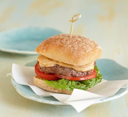 Fatalidad en Córdoba: una joven comía una hamburguesa en un local, se atragantó y murió