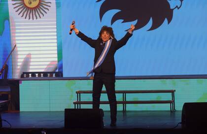 Fátima como Javier Milei en su obra Fátima 100%, en el teatro Roxy de Mar del Plata