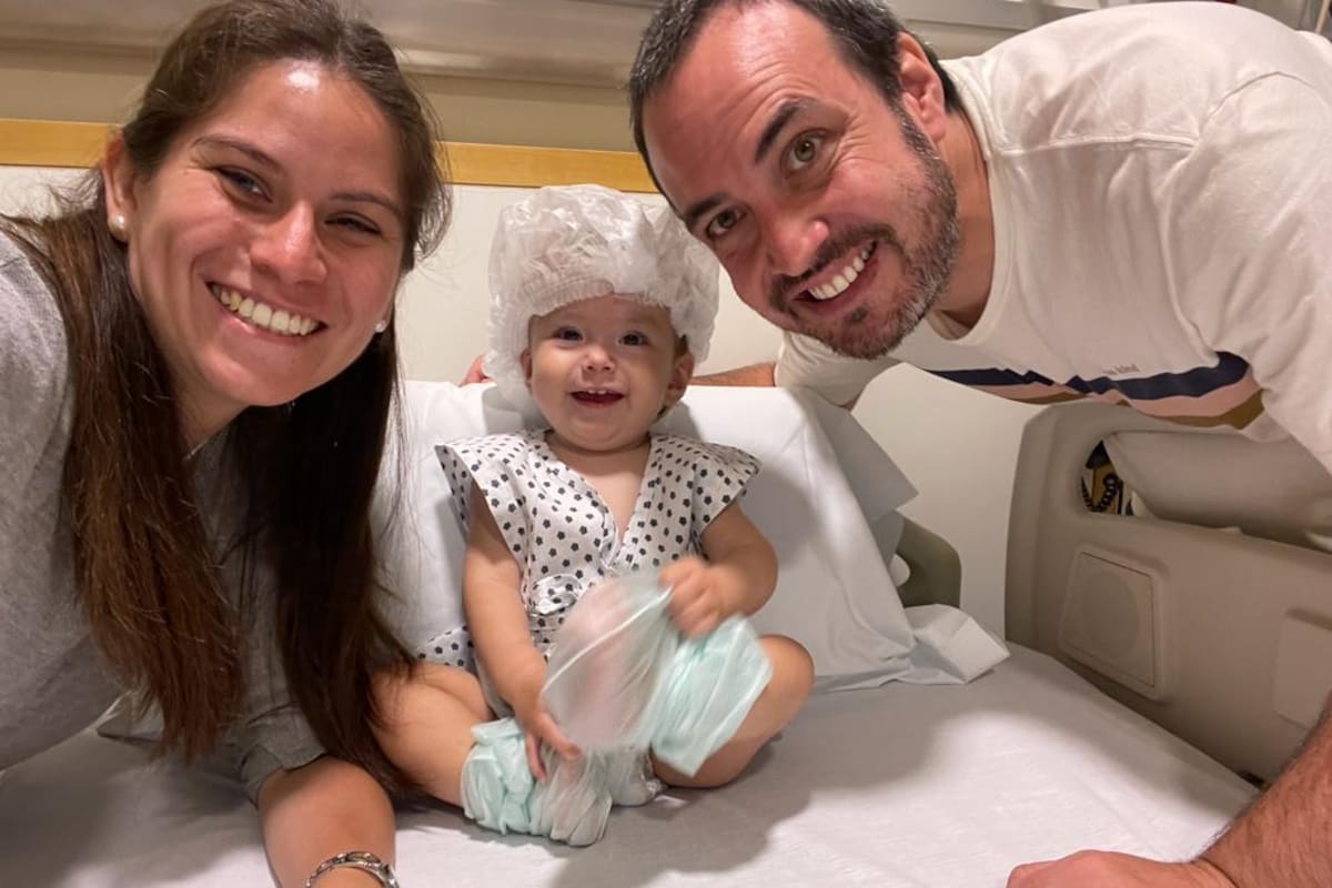 Fátima con sus padres en una de sus intervenciones