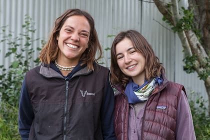 Fátima Dillon y Matilde Aldao trabajan en la estancia.