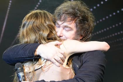 Fátima Florez y el presidente Javier Milei sobre el escenario del Teatro Radio City de Mar del Plata