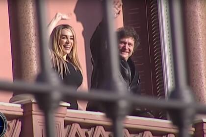 Fátima Florez y Javier Milei cuando saludaron en el balcón de la Casa Rosada