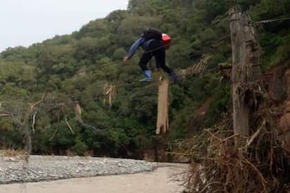 Fátima Pelo, agente sanitaria del Centro de Especialidades Norte de San Salvador de Jujuy, camina horas y cruza puentes colgantes con la conservadora donde transporta las vacunas antigripales para cruzar los ríos y poder vacunar a los adultos mayores