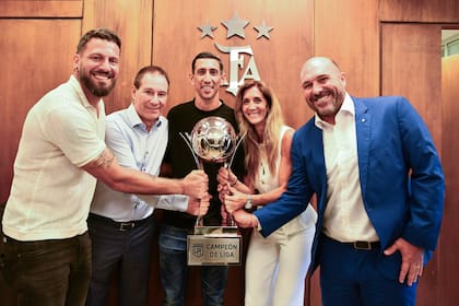 Fatura Broun, Ariel Holan, Ángel Di María, Carolina Cristinziano y Gonzalo Belloso, con el trofeo que la AFA le entregó a Rosario Central, tras la reunión de Comité Ejecutivo de la Liga Profesional