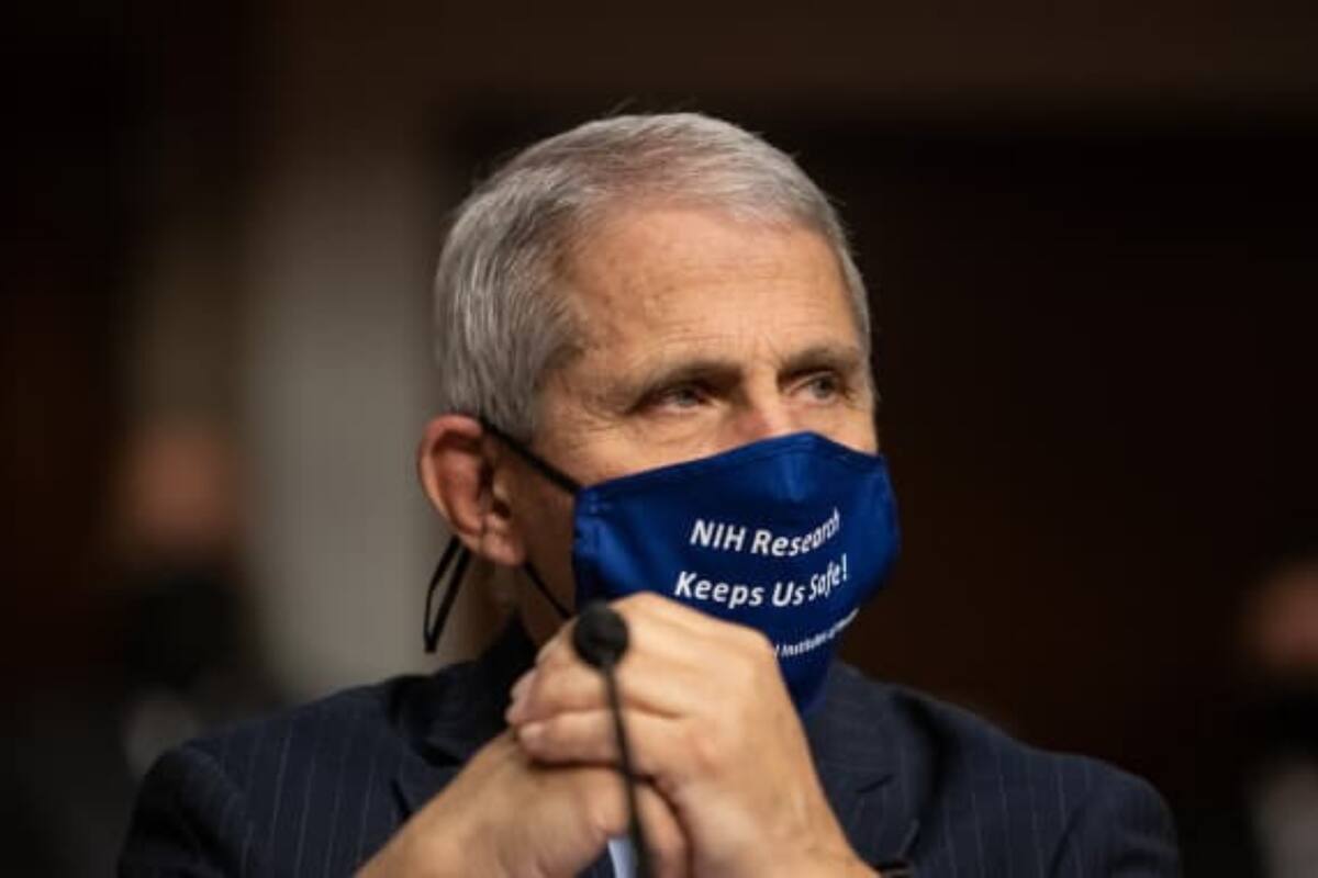 Fauci recomendó con anterioridad el uso de dos mascarillas