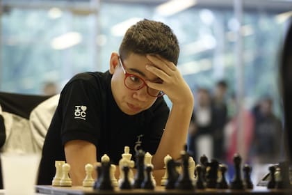 Faustino Oro comenzó con dos derrotas, dos tablas y un triunfo su participación en el Mundial de Ajedrez Rápido en Qatar.