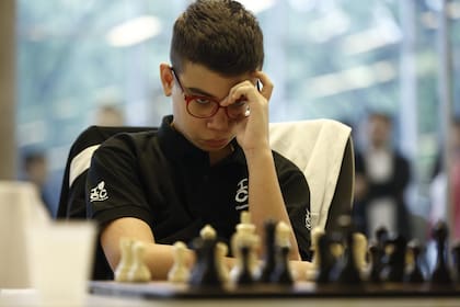 Faustino Oro, concentrado durante una partida; el niño ganó las dos primeras e igualó en las cuatro siguientes en el Magistral Szmetan-Giardelli.