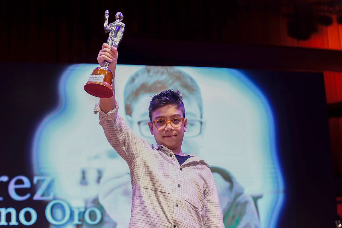 Faustino Oro, de 11 años y dueño del récord de precocidad para el título de maestro internacional, recibió el premios Olimpia de Plata en ajedrez; el niño fue candidato serio al Olimpia de Oro.