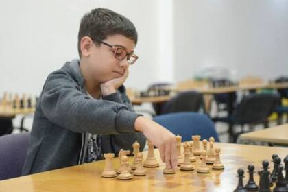 Faustino Oro empezó a jugar durante la cuarentena, porque se aburría en la casa; tiene nueve años y es el mejor ajedrecista de hasta diez en el mundo.