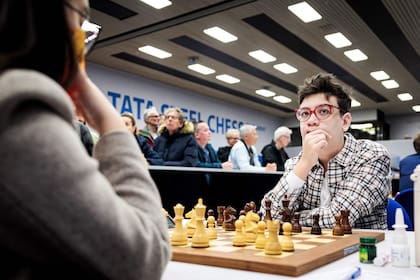 Faustino Oro frente a Lu Miaoyi en el Tata Steel Masters, en Países Bajos. (Photo by Ramon van Flymen / ANP / AFP)