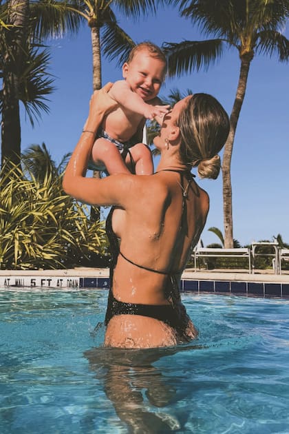Faustino, que nació en octubre del año pasado, a pura diversión en la pileta con su mamá, Eva Bargiela