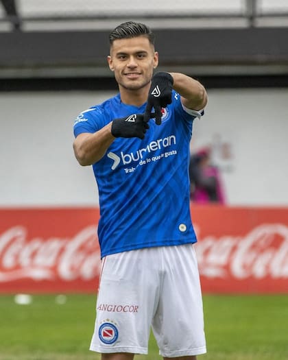 Fausto Vera, de Argentinos Juniors a Corinthians, festeja uno de los dos goles que le marcó a Barracas Central