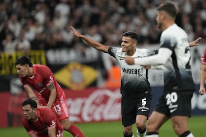 Fausto Vera festeja un gol de Corinthians por la Copa Sudamericana ante su exclub, Argentinos