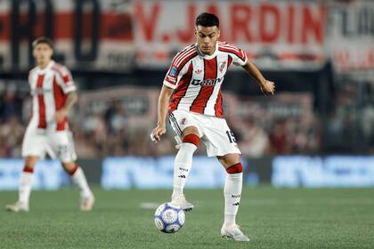 Fausto Vera pisa con la pelota