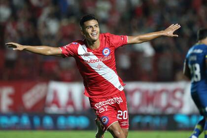 Fausto Vera remató, la pelota dio en su compañero Santiago Silva y así llegó el triunfo a Argentinos frente a Rosario Central.