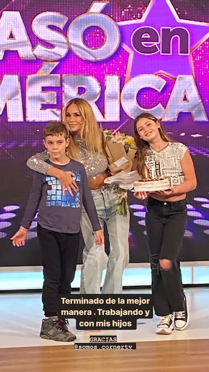 Fausto y Esperanza sorprendieron a su mamá en su programa con una torta y un ramo de flores (Foto: Instagram @rojassasi)