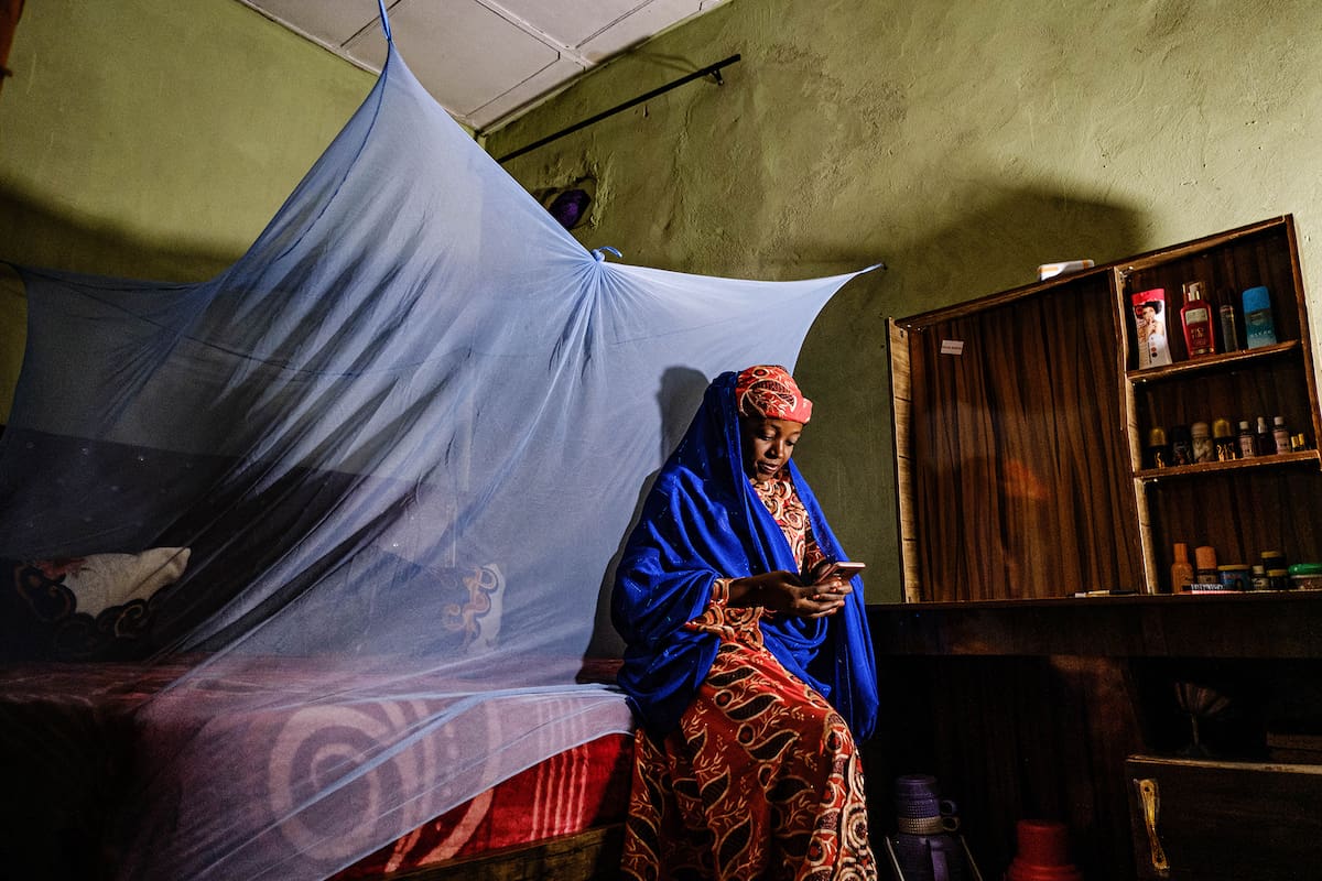 Fauziyya Tasiu Umar, la popular autora de libros eróticos que utiliza el seudónimo Oum Hairan, en Kano, Nigeria