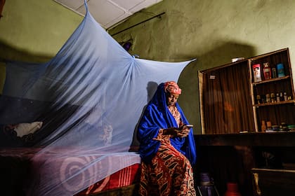 Fauziyya Tasiu Umar, la popular autora de libros eróticos que utiliza el seudónimo Oum Hairan, en Kano, Nigeria