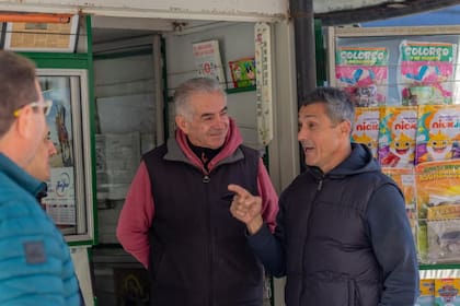 Favale dialoga en un puesto de diarios; su primer empleo en San Bernardo fue como canillita
