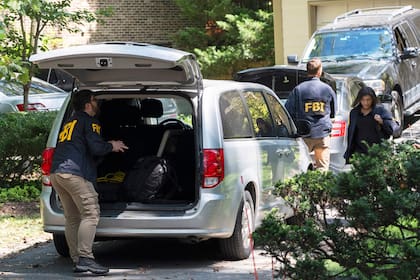 FBI incautó teléfonos y equipo informático durante allanamiento en casa de Bolton, según registros
