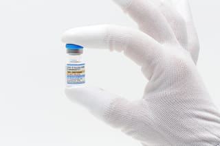 FDA aprueba vacuna actualizada contra COVID-19, pero limita acceso para algunos niños y adultos