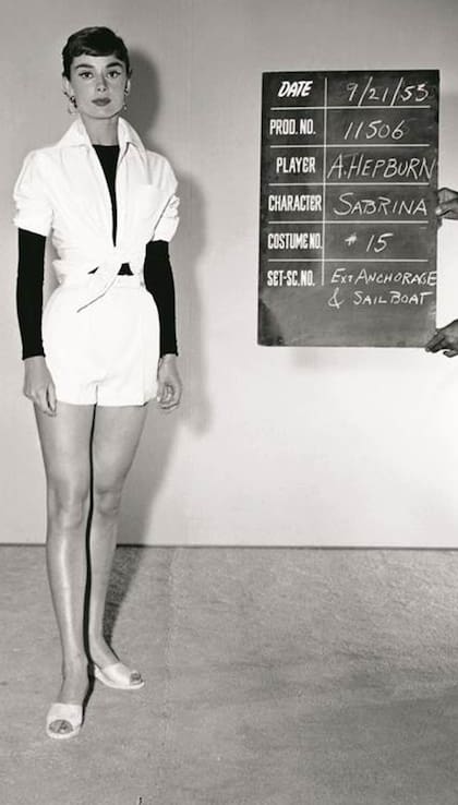 En la grabación de Sabrina, el film que protagonizó con Humphrey Bogart y William Holden; El vestuario, realizado por Givenchy, donde surgió el escote Sabrina, dise?ado exclusivamente para la actriz que no le gustaba mostrar los hombros