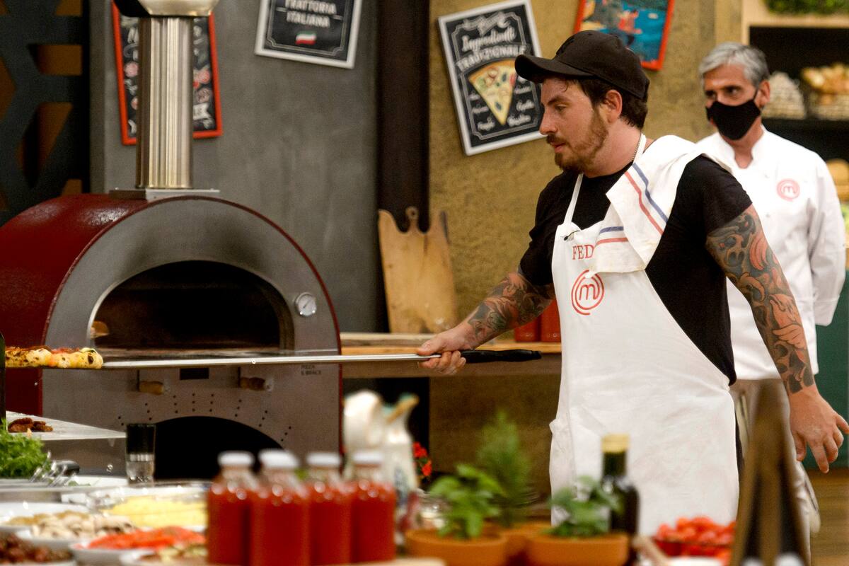 Fede Bal, complicado con el manejo de la pala pizzera.
