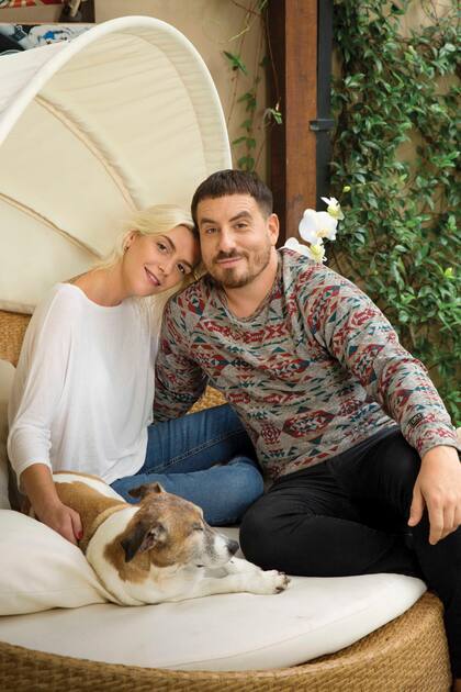 Fede Bal en su casa de Ingeniero Maschwitz junto a su novia Sofía Aldrey