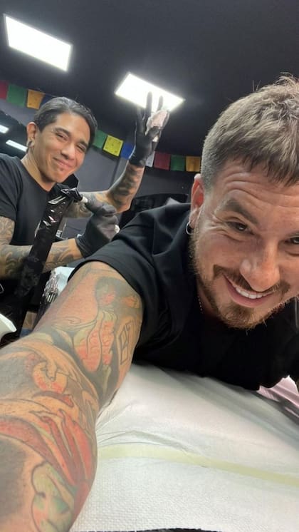 Fede Bal se tatuó frente a las cámaras de Resto del mundo
