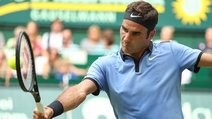 Federer avanza en el césped de Halle