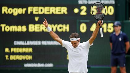 Federer celebra su triunfo ante Berdych: la leyenda de Wimbledon continúa