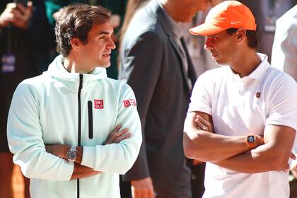 Federer conversa con Rafael Nadal en la pista central de Madrid, durante un homenaje a David Ferrer