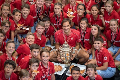 Federer, el trofeo y las pizzas que les ofreció a los chicos en Basilea.