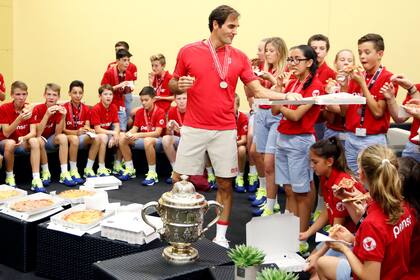 Federer, el trofeo y las pizzas que les ofreció a los chicos en Basilea.